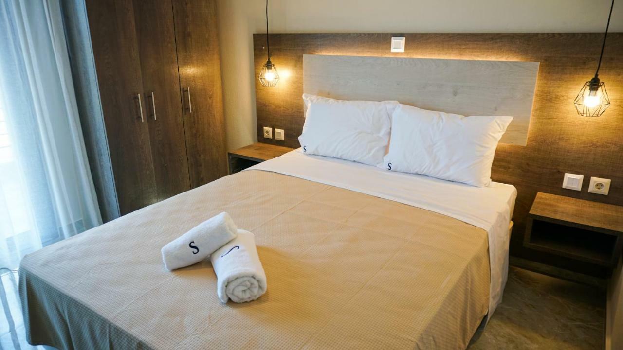 Sinodinos Deluxe Apartments Afytos Bagian luar foto