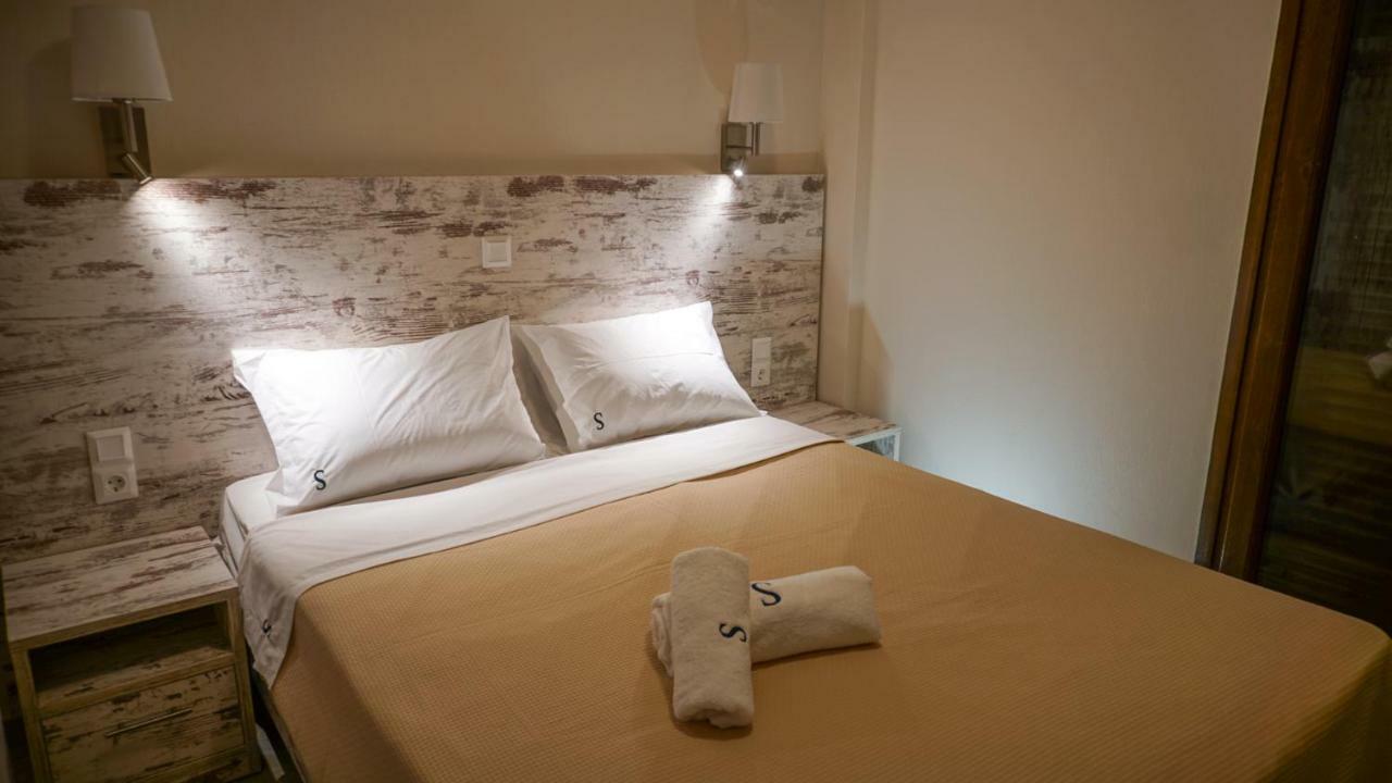 Sinodinos Deluxe Apartments Afytos Bagian luar foto