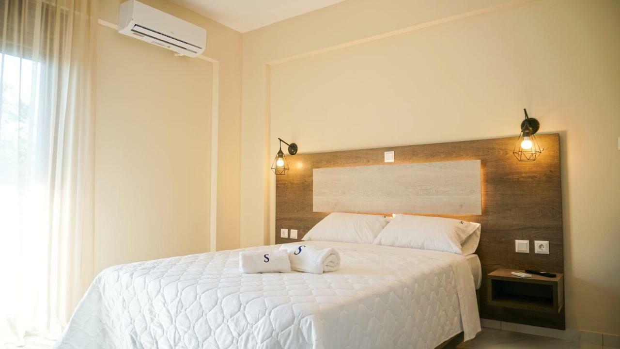 Sinodinos Deluxe Apartments Afytos Bagian luar foto